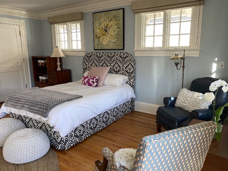 Queen-size bed with sitting area.