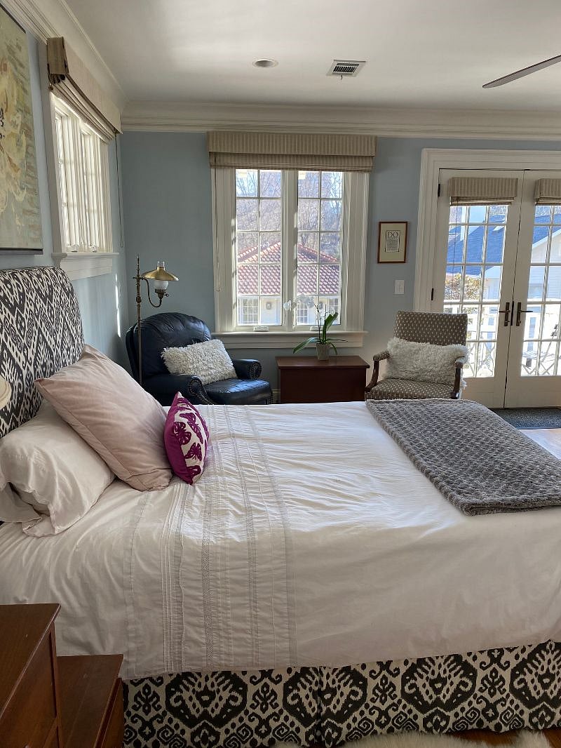 Abundance of windows and light in this peaceful retreat in the heart of midtown Atlanta.