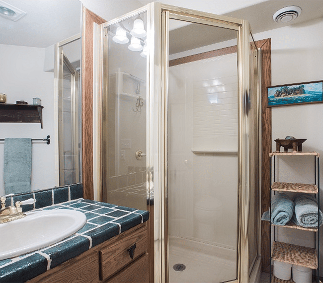 Private bathroom for room 1