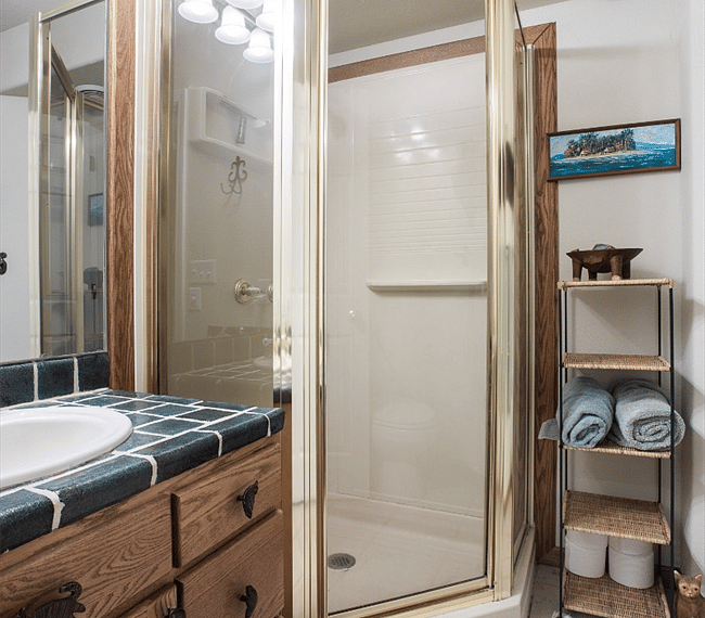 Private bathroom for room 1