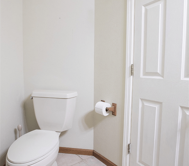 Private bathroom for room 1