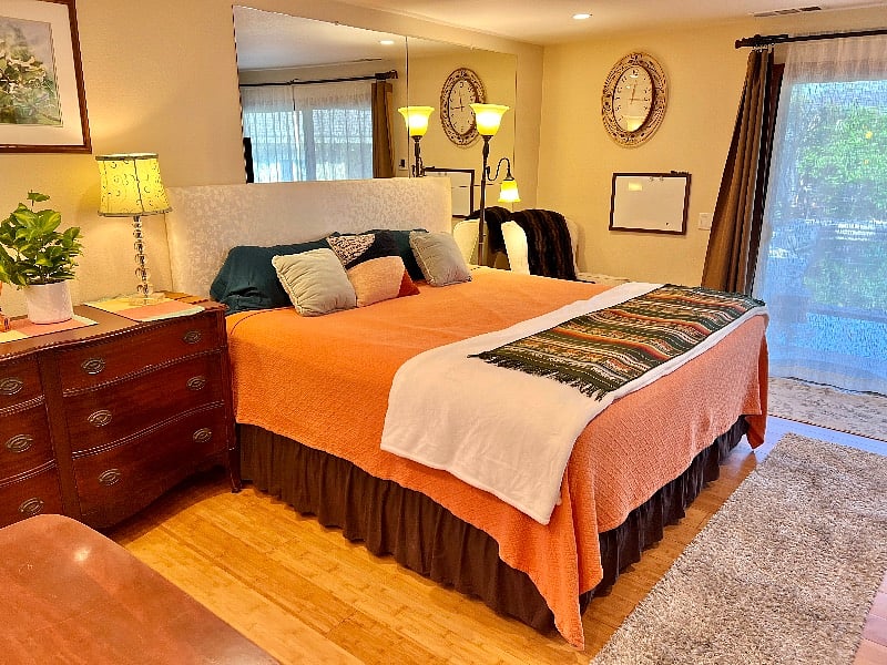Large comfortable King size bed, linens are provided