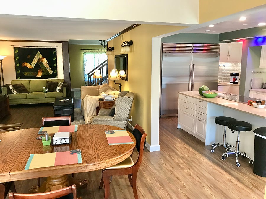 Flowing grand floor plan from living to dining and kitchen areas