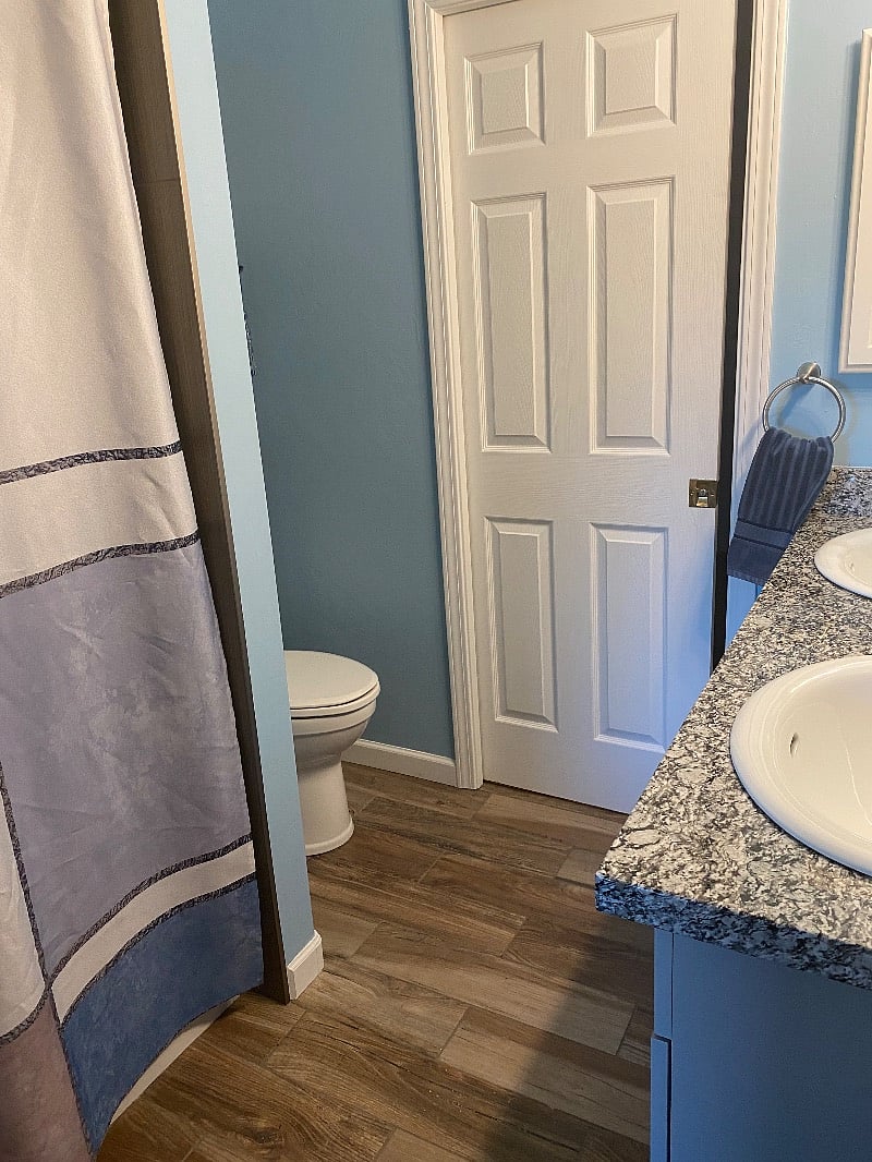 Bath with full tub / Shower
Double Sinks