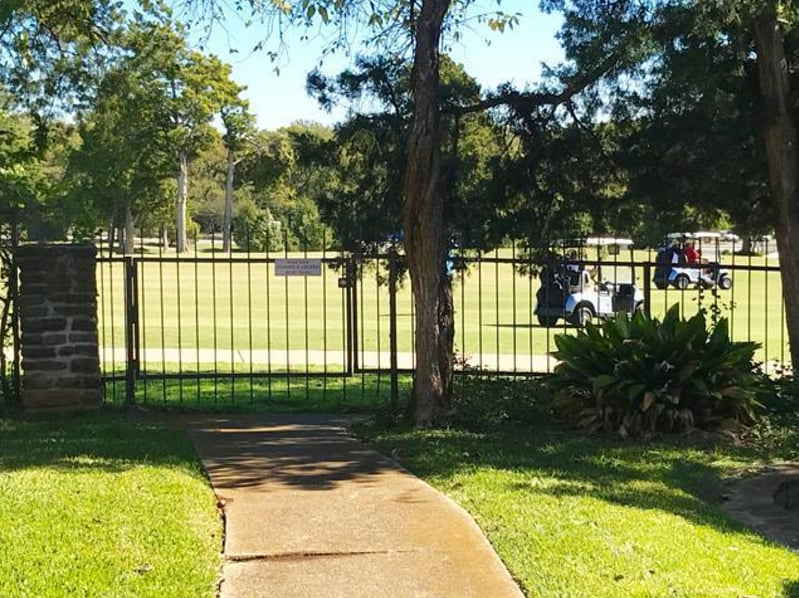 There is also direct access to Stevens Park Golf Course, where you can go for a walk when no one is golfing. It's a nice place to go for a walk!