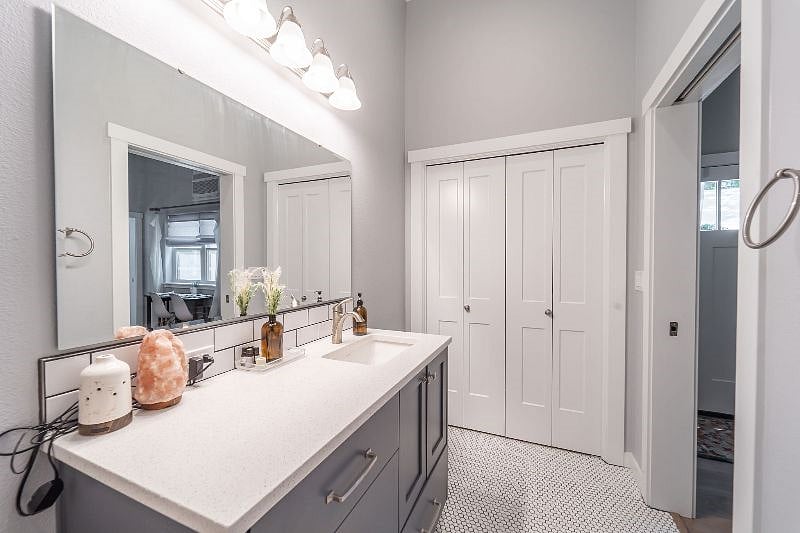 In-unit washer/dryer in the bathroom closet