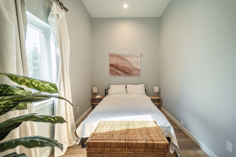 Memory foam queen bed