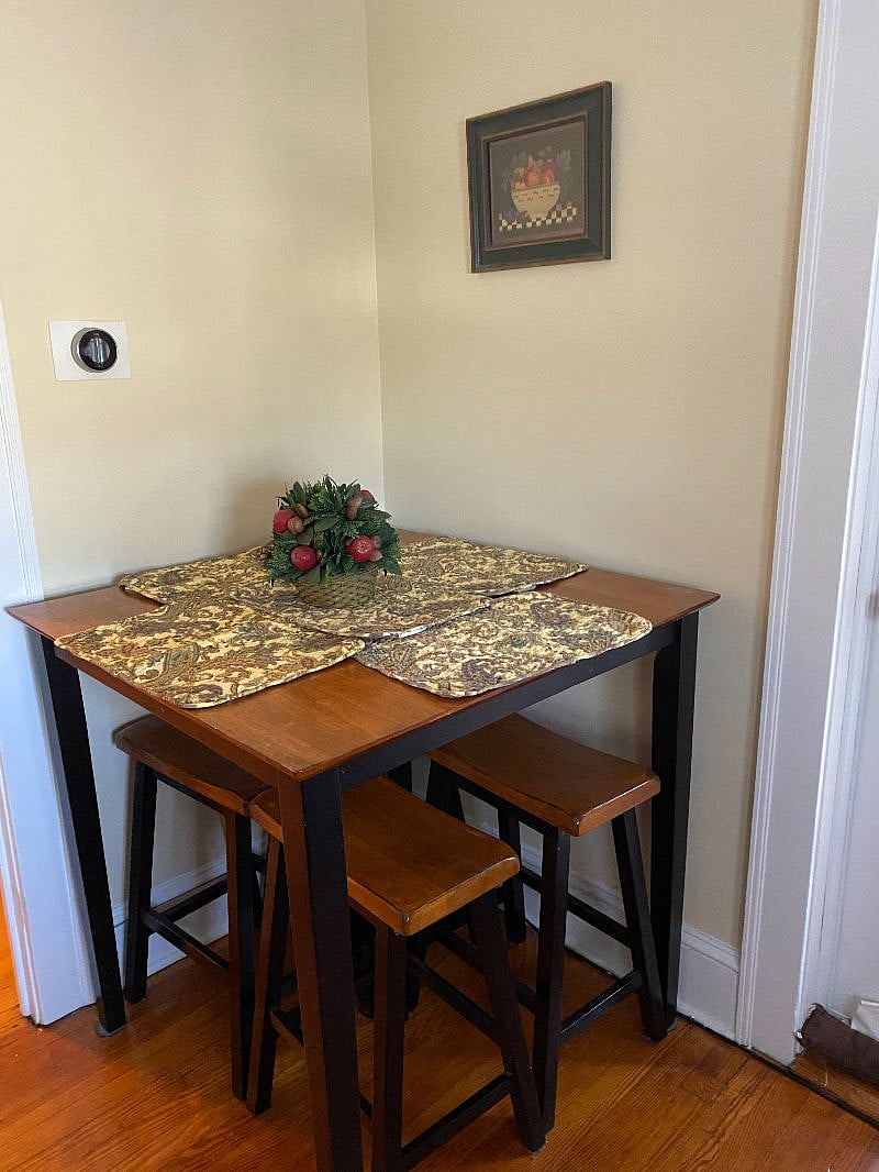 dining table now has three pub chairs with backs on them