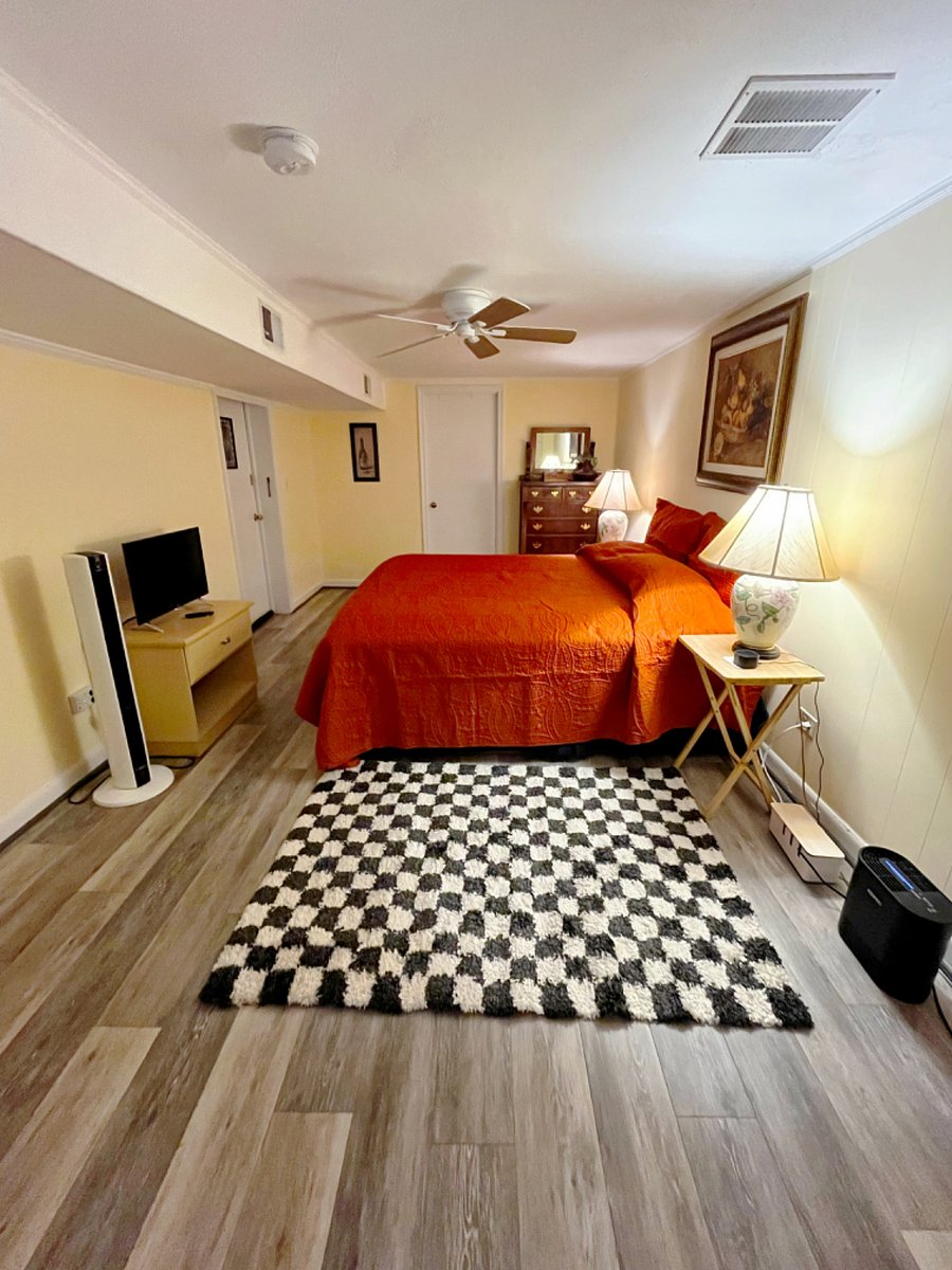 King size bed, Smart TV and plenty of extra bed linens provided