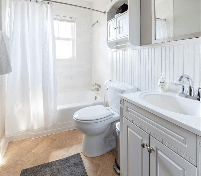 Full bathroom with fresh clean towels.