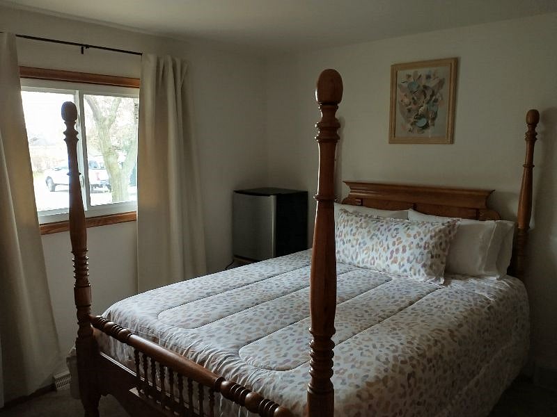 MN Bedroom
$700 single / $1000 double Occupancy