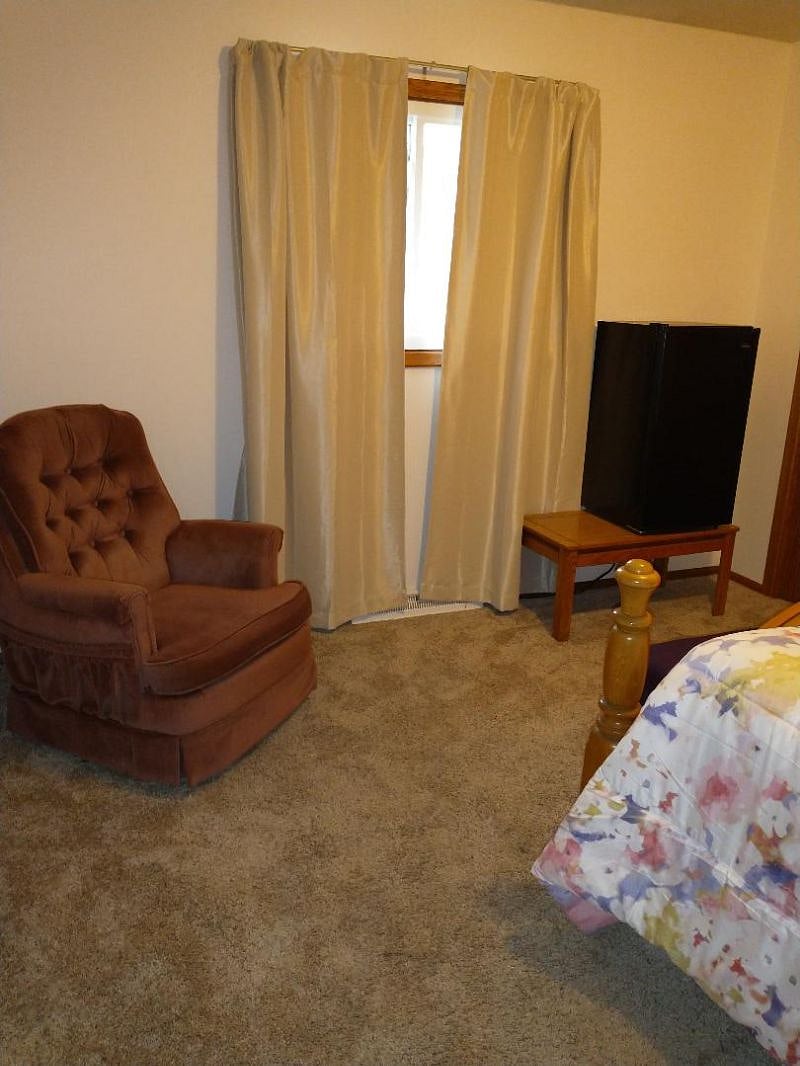 ME room (Main East)
$700 single / $1000 double Occupancy