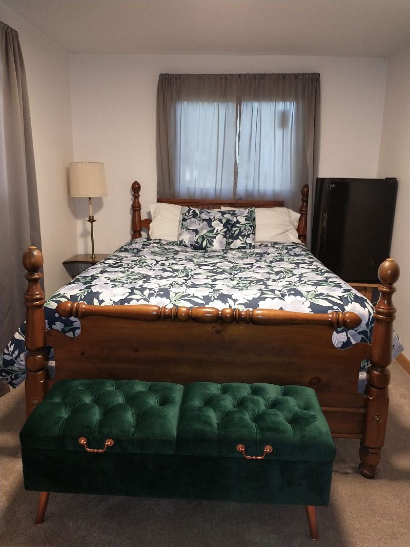 DW room (Downstairs West)
$850 single / $1150 double Occupancy