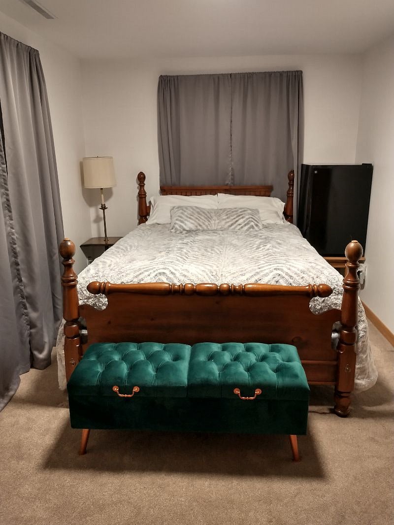 DW room (Downstairs West)
$850 single / $1150 double Occupancy