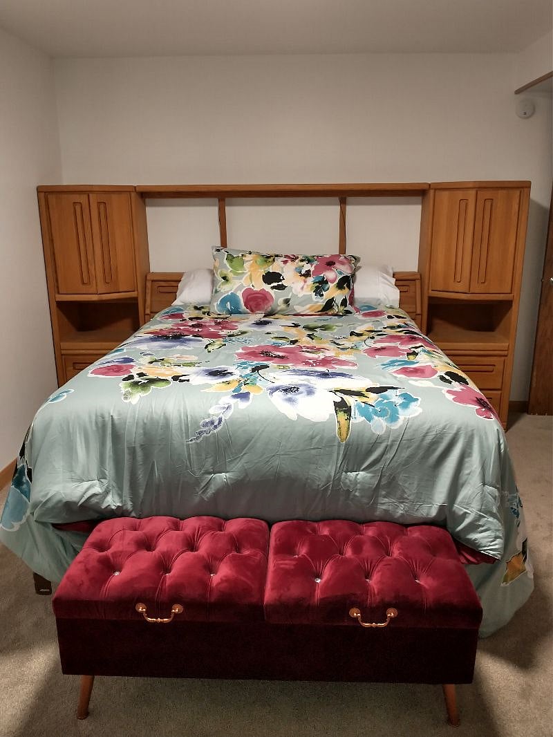 DE Bedroom (Downstairs East)
$1000 single / $1300 double Occupancy
