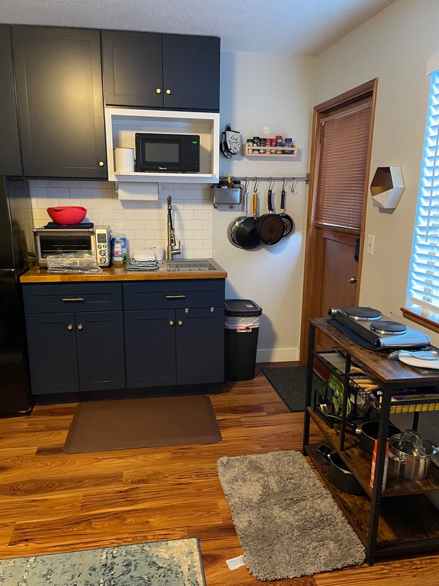 Double hotplate, vita-mix blender and pour-over coffee pot