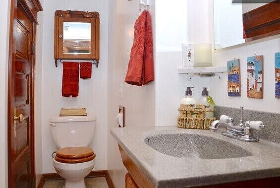 Towels, bath mats, and all bedroom and kitchen linens provided