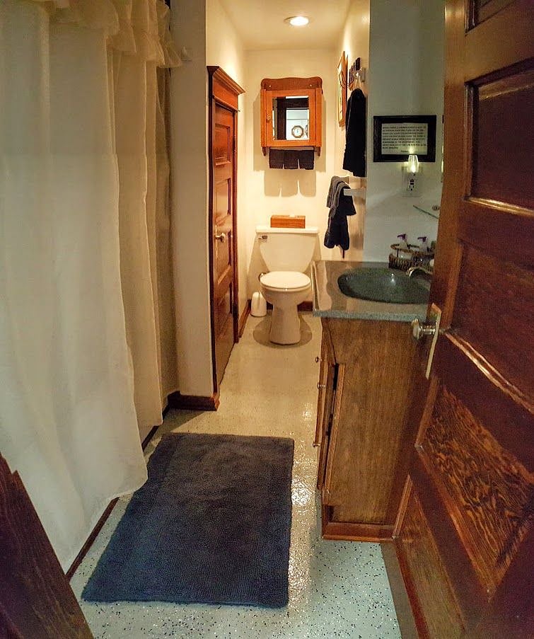 Full-size tub/shower, with linens, shower curtain and hair dryer provided