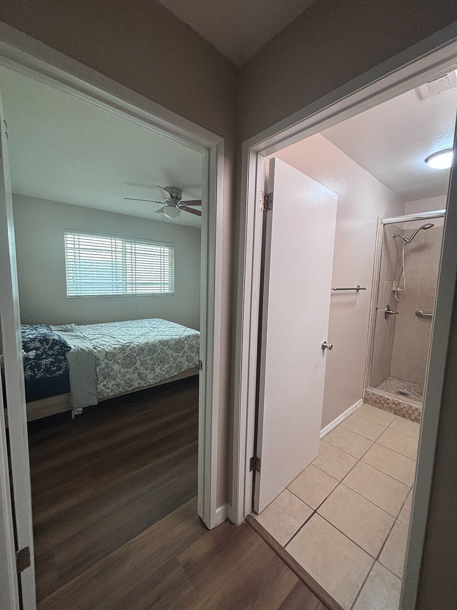 Queen bedroom for rent adjacent to private bathroom
