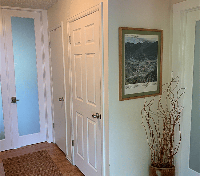 BASEMENT AND UPSTAIRS SHARED THE SAME ENTRANCE. THE FIRST DOOR ON THE RIGHT IS FOR THE BASEMENT, WHILE THE 2 GLASS DOORS ARE TO ENTER THE UPSTAIRS APARTMENT