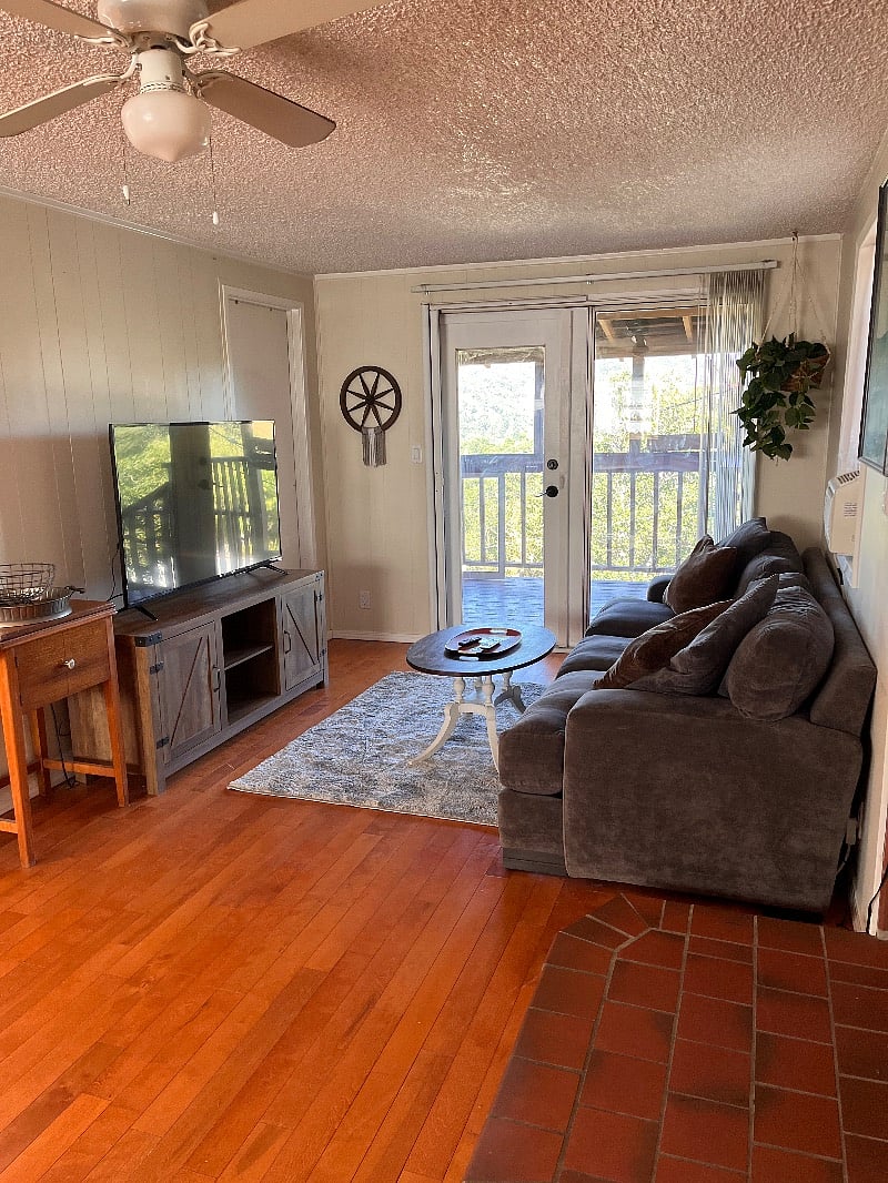 Livingroom/Flat Screen TV w/Roku