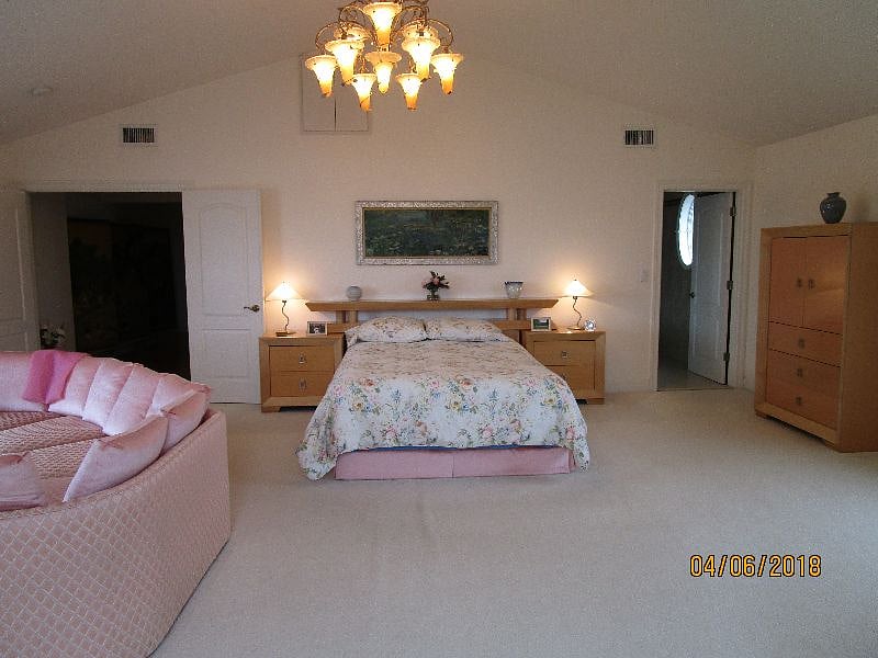 master bedroom queen bed 