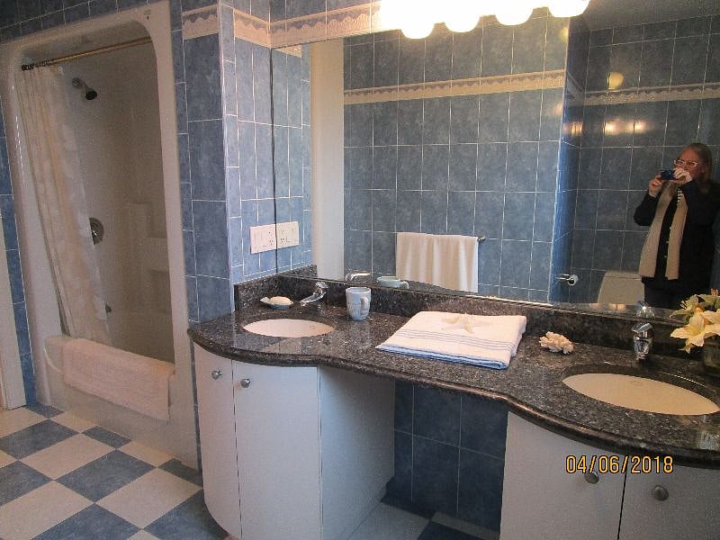 double sink bathroom serving bedrooms 3 and 4 