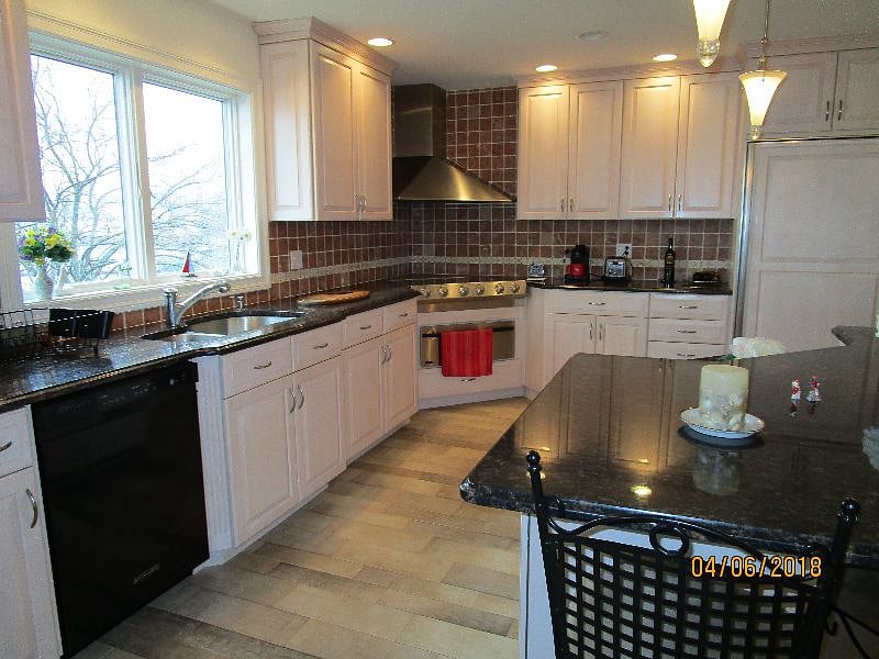 kitchen with six element cooktop 