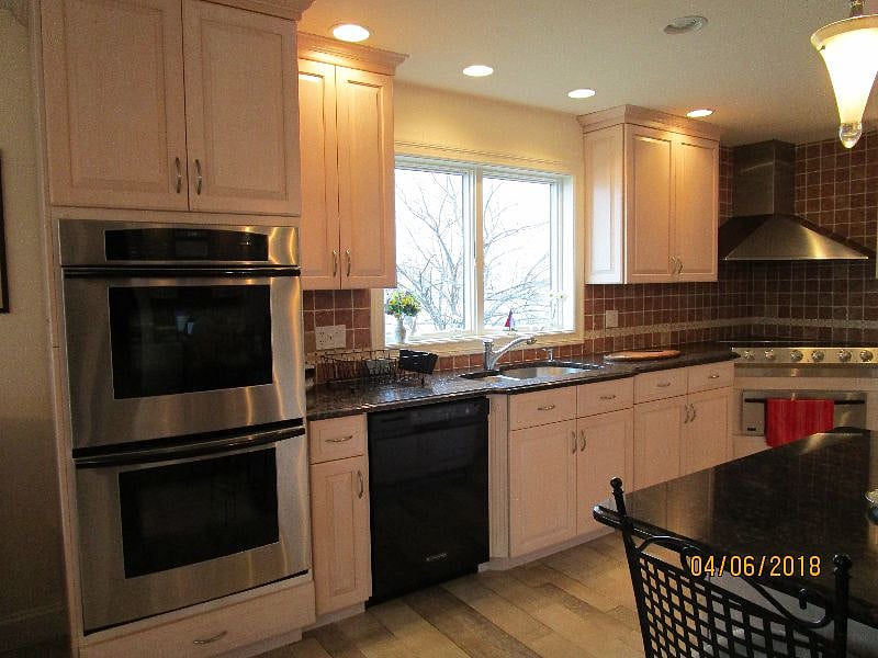 kitchen - dishwasher, sink, double oven 