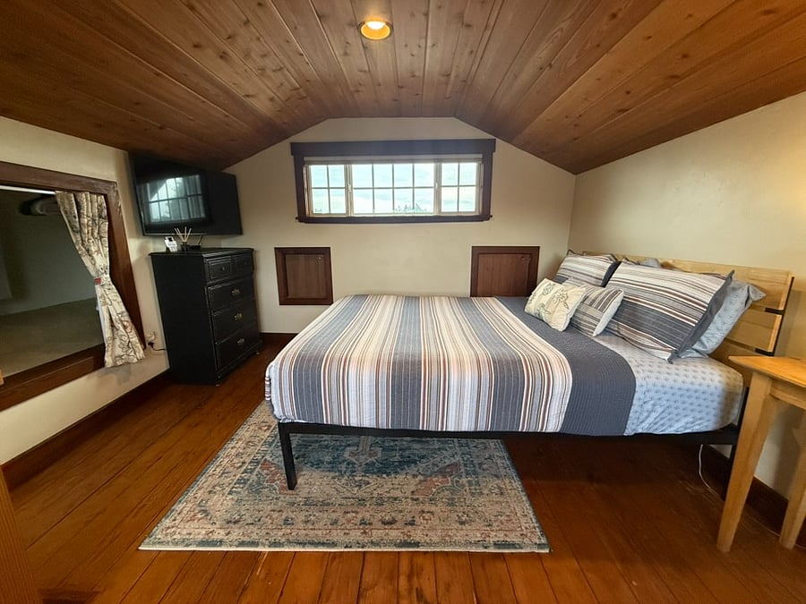 Memory faom queen size bed.