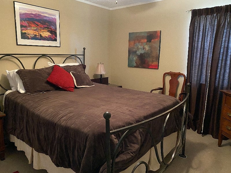 Guest room with a queen bed.