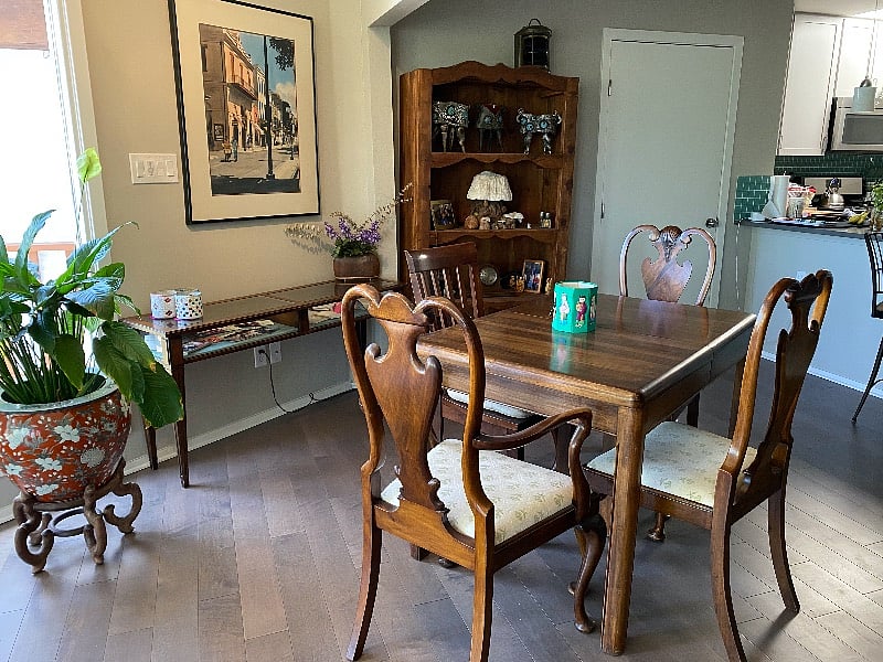 Dinning room facing the kitchen. I have 3 extra leaves and many extra chairs for group seating.