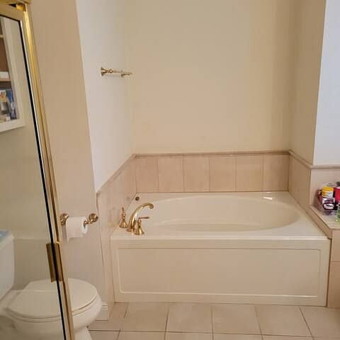 13' x 7' attached private bath with garden tub