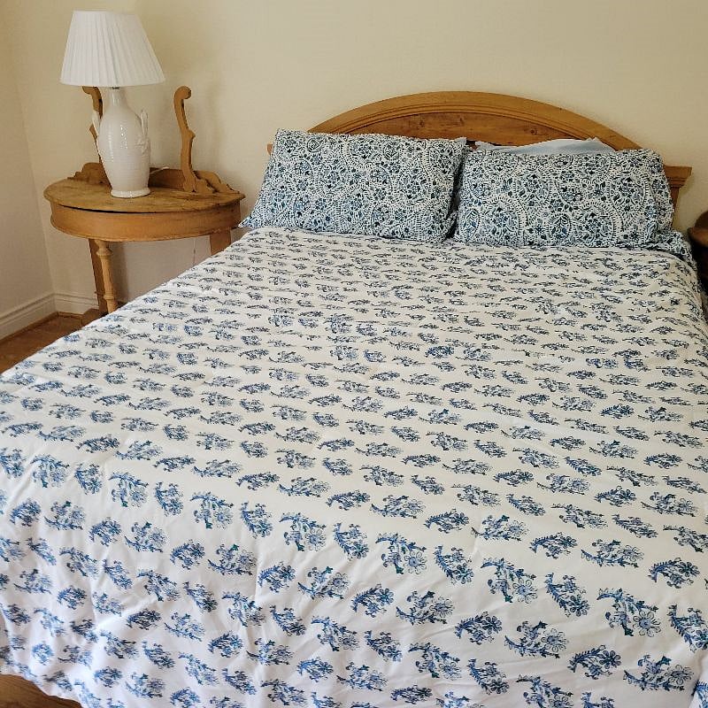 18' x 13' bedroom with large bay windows