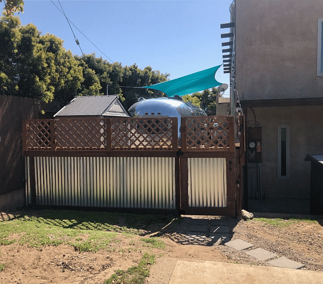 Rear gate entry into back yard