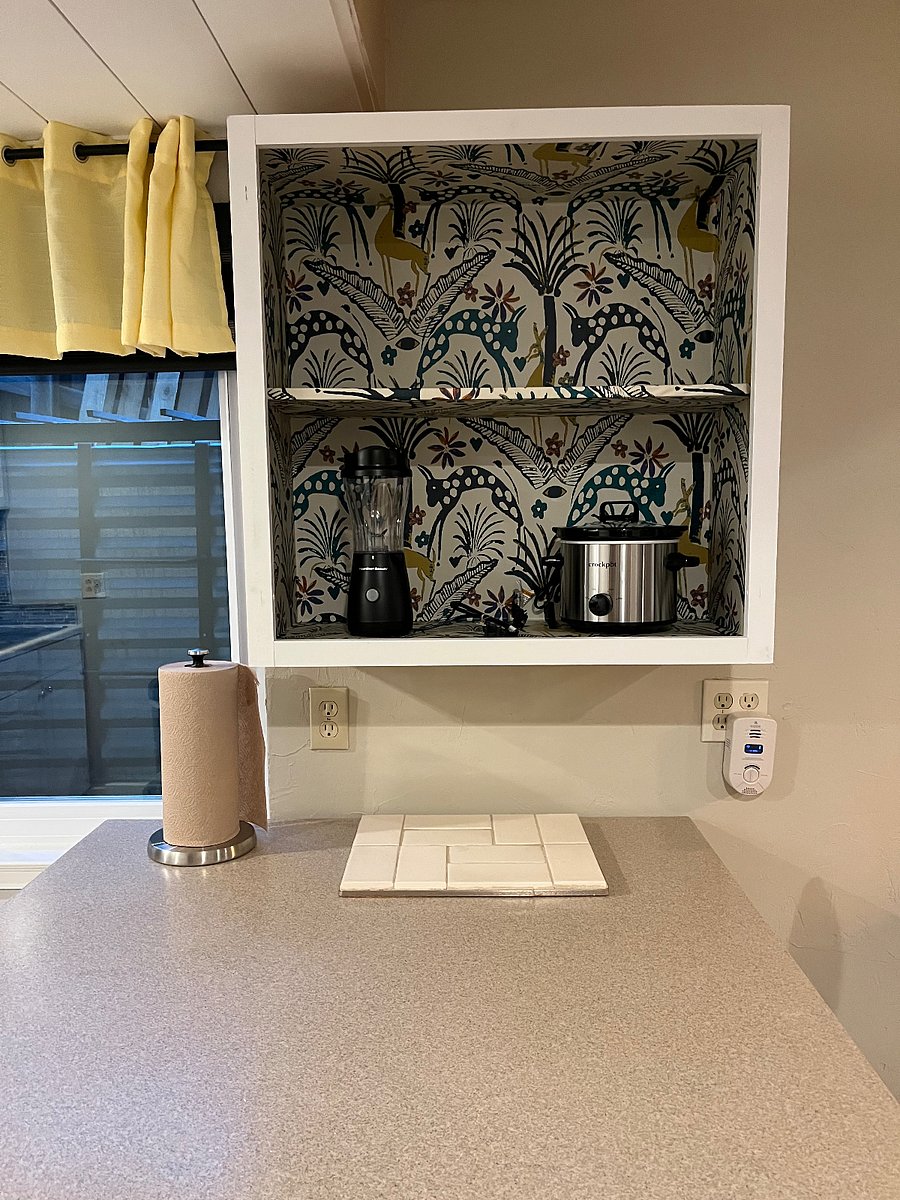 Small kitchen appliances. Carbon monoxide detector and smoke alarms are installed.