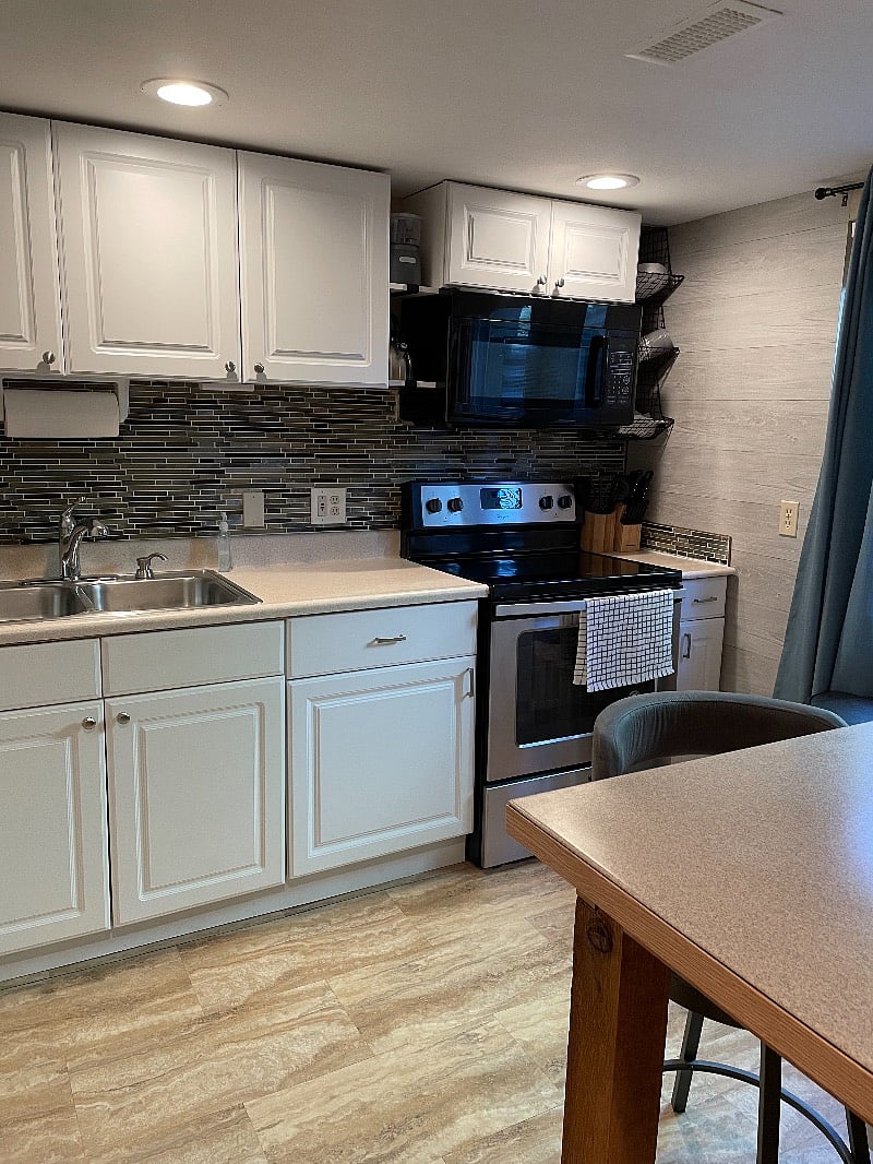 Ample cabinets. 0ven is not self-cleaning.