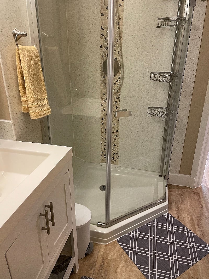 Towels and rugs are supplied in the private bathroom.