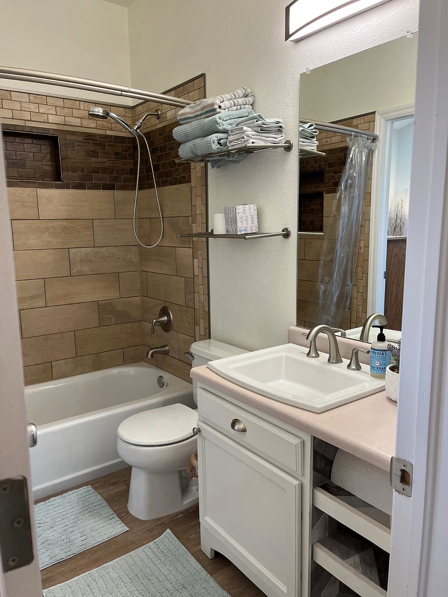 Tub shower in en-suite