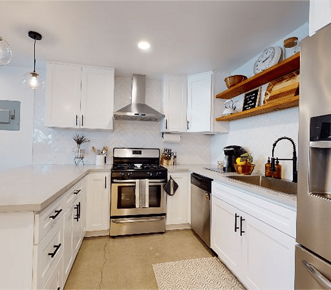 Full kitchen. Oven/Stove/Microwave.