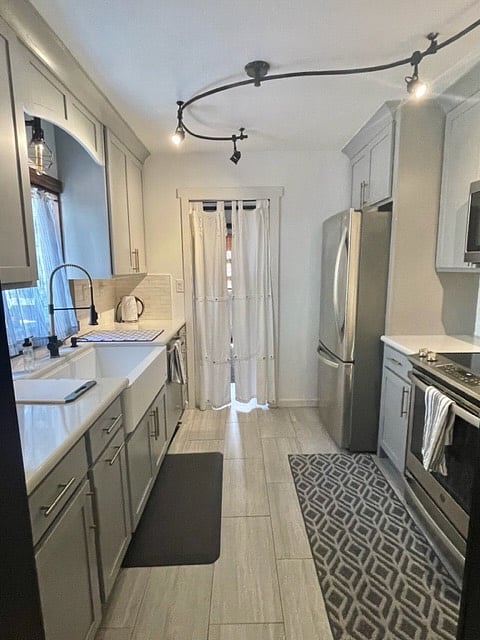 Updated fully stocked kitchen