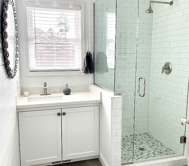 Your Bright and charming bathroom with the beach front room. 
