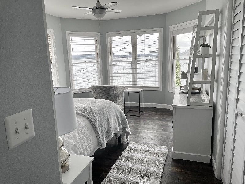 Sitting area to enjoy view!