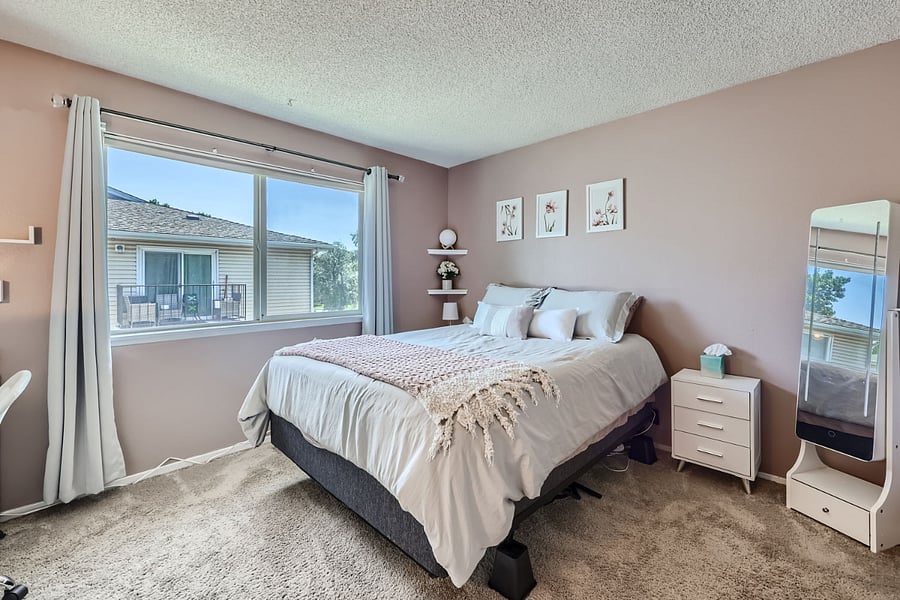 Primary Bedroom. Queen size bed.