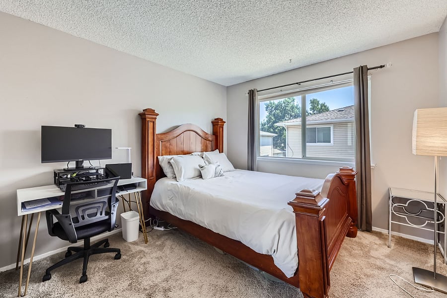 Guest room/ office. Extra monitor included.