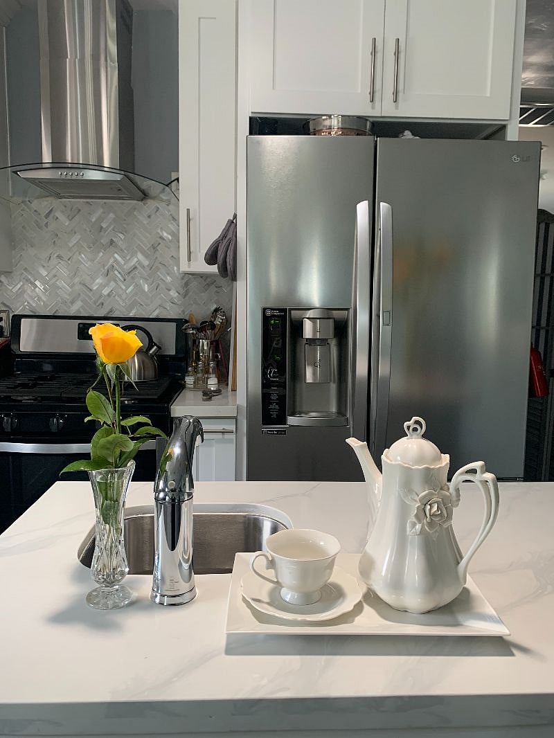 Gas stove, ice maker and filtered water. Bottle water is available to guests during their stay as well. Condiments provided and any other kitchen supplies are available to guest.