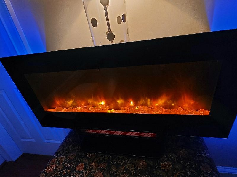 On the chilly Savannah nights there is also a remote-controlled fireplace with LED lights