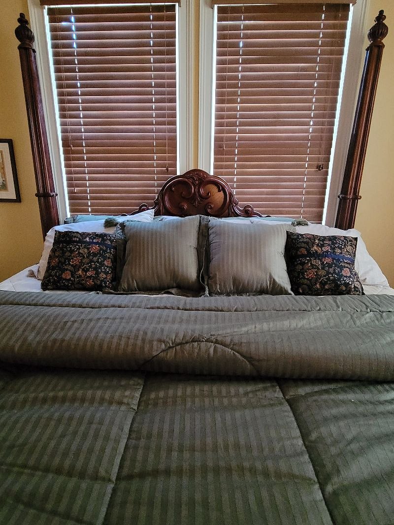 Winter luxury comforter. King size bed.