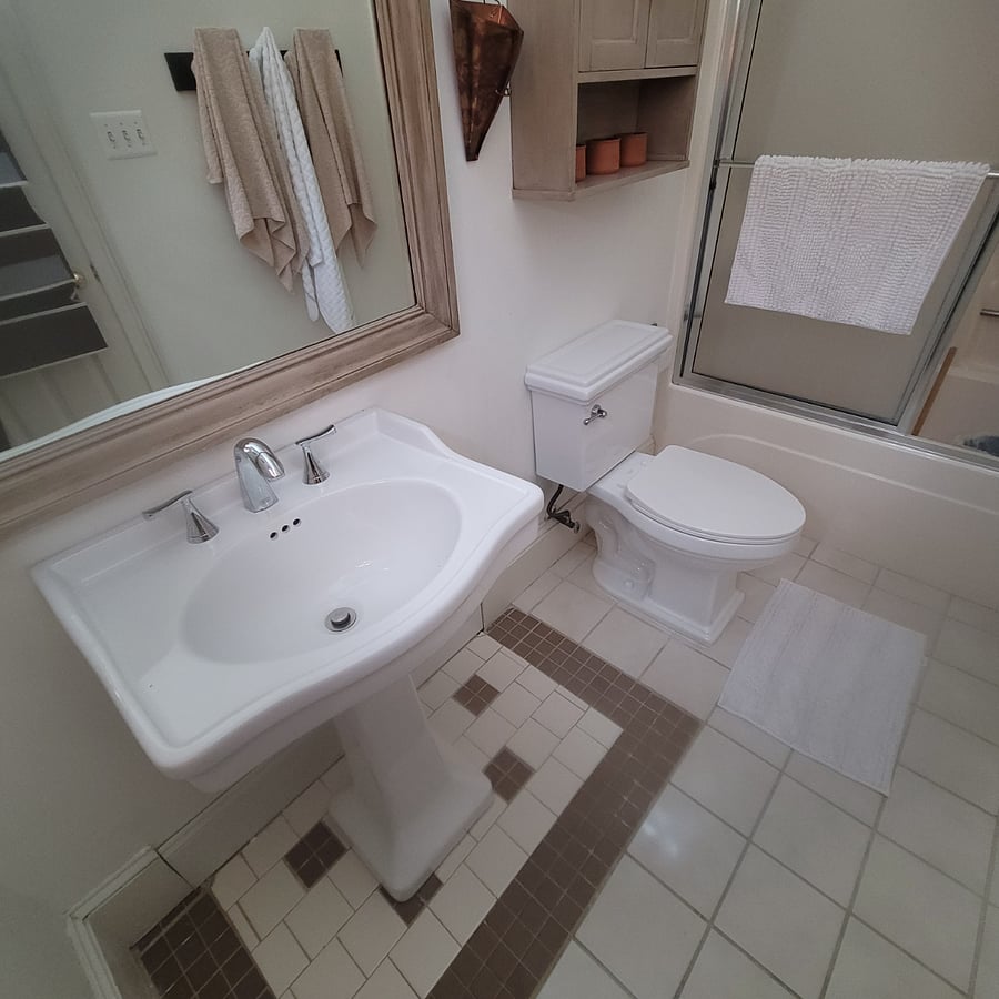 Ceramic tiled bath.