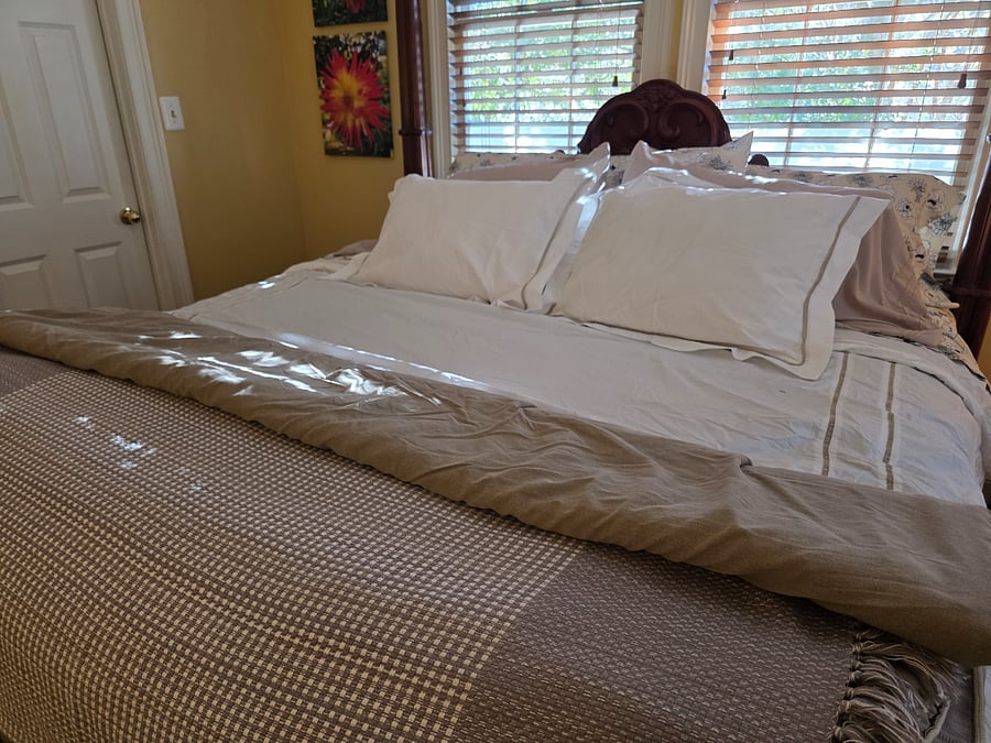 King size bed, very private with a beautiful view of the courtyard and holly in the treetops.